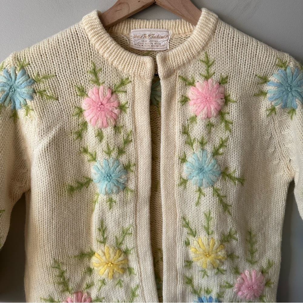 Vintage Hand-Loomed Wool Floral Cardigan – Made in Hong Kong Small 50s 60s - Picture 2 of 16